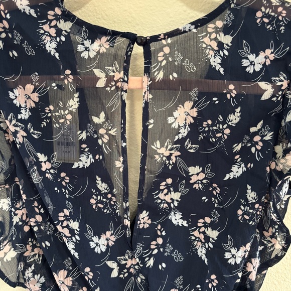 Francesca’s Tracy flutter sleeve navy floral romper - Picture 7 of 16